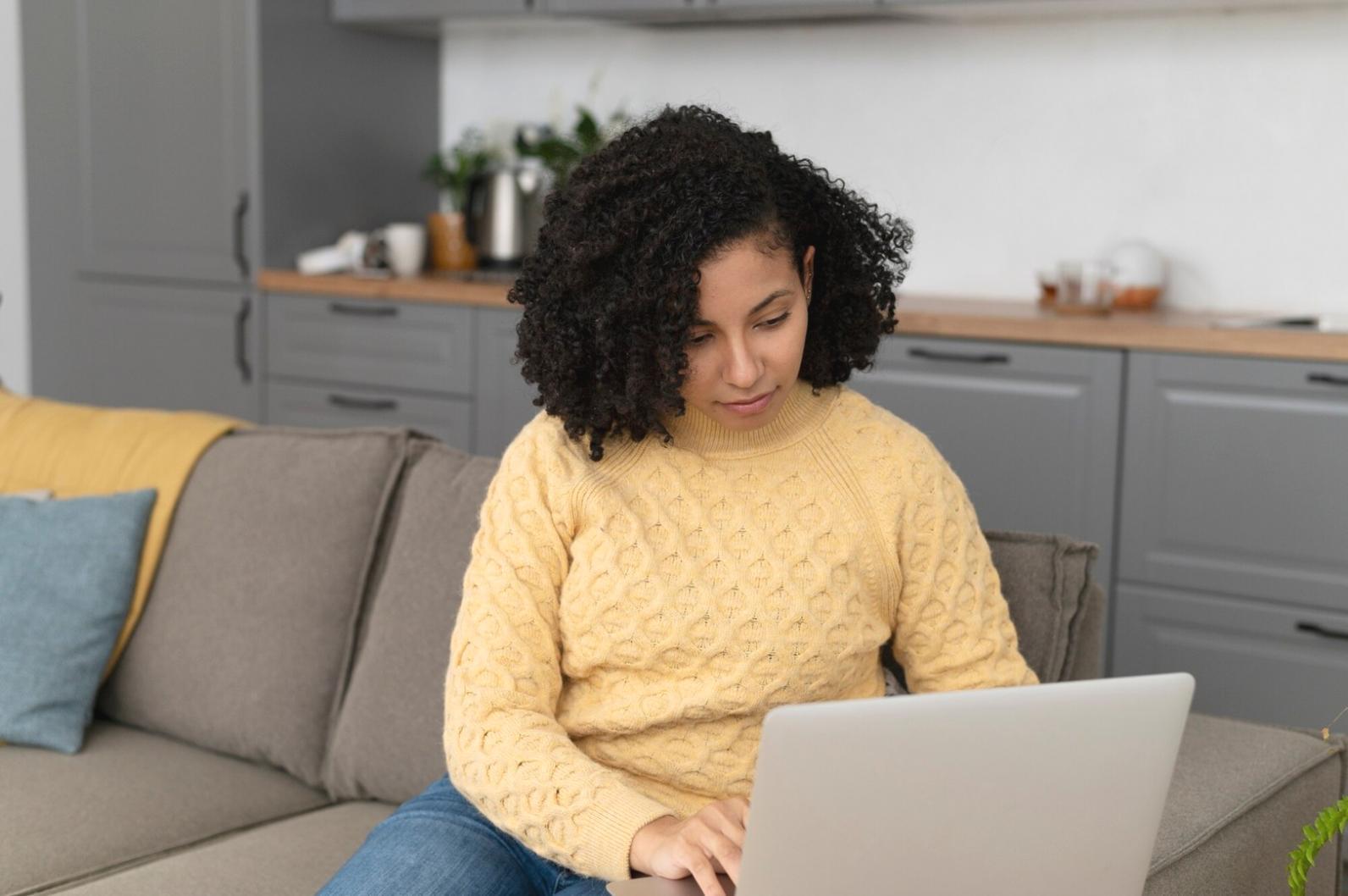 Modernes Büro mit Finanzanalysen und Computern