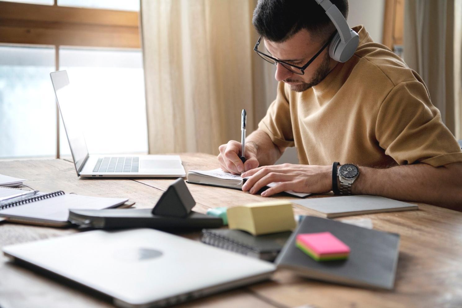 Team bei der Arbeit mit Finanzberichten und Analysedaten